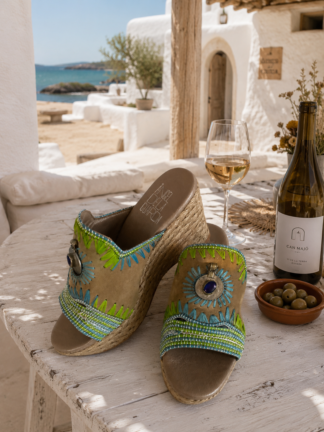 Sandalias diseñadas desde el cuerpo. Vividas en la calle.